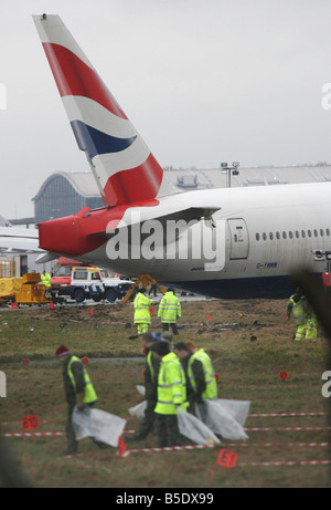 L'enquête commence dans l'avion de British Airways qui s'est écrasé à l'aéroport Heathrow de Londres transportant plus de 150 personnes le 17 janvier 2007 les 136 passagers et 16 membres d'équipage ont survécu après le Boeing 777 est venu à court de la piste sud près d'une rue animée, accidents d'Heathrow British Airways Banque D'Images