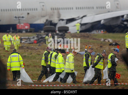 L'enquête commence dans l'avion de British Airways qui s'est écrasé à l'aéroport Heathrow de Londres transportant plus de 150 personnes le 17 janvier 2007 les 136 passagers et 16 membres d'équipage ont survécu après le Boeing 777 est venu à court de la piste sud près d'une rue animée, accidents d'Heathrow British Airways Banque D'Images