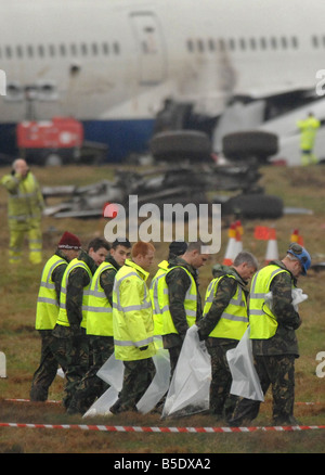 L'enquête commence dans l'avion de British Airways qui s'est écrasé à l'aéroport Heathrow de Londres transportant plus de 150 personnes le 17 janvier 2007 les 136 passagers et 16 membres d'équipage ont survécu après le Boeing 777 est venu à court de la piste sud près d'une rue animée, accidents d'Heathrow British Airways Banque D'Images