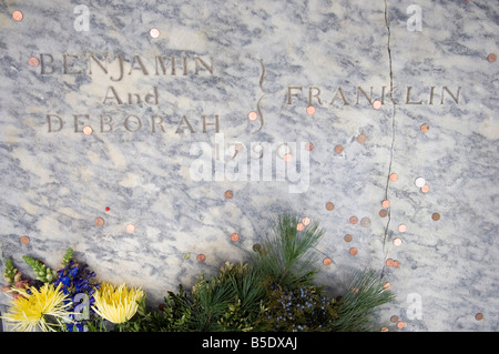 Visiteurs jeter un penny sur la tombe de Benjamin Franklin à Christ Church burial ground, Philadelphia, Pennsylvania, USA Banque D'Images