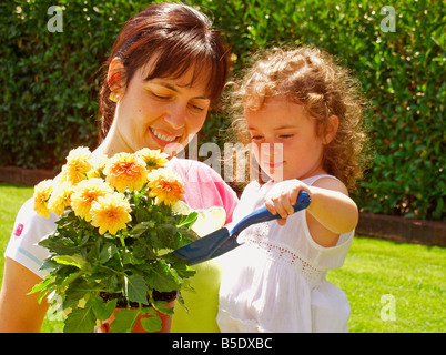 Mère et fille dans le jardin Banque D'Images