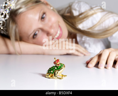 Femme à la recherche de décoration au prince grenouille Banque D'Images