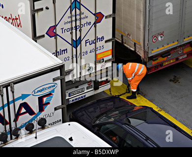 Le chaînage de l'homme sur camion cross channel ferry Douvres Angleterre UK Banque D'Images