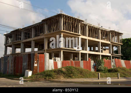Poteaux en bois et des branches d'arbre utilisé comme support pour une construction de Dar es Salaam en Tanzanie du site. Banque D'Images
