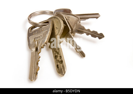 Tas de clés de maison isolé sur un fond blanc studio Banque D'Images