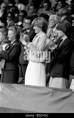 Tournoi de tennis de Wimbledon. 1981 Womens finales. Chris Evert Lloyd c. Hana Mandlikova. L'observation de la princesse Diana. Juillet 1981 81-3782-054 Banque D'Images