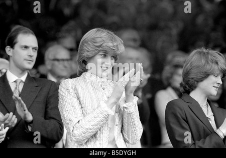 Tournoi de tennis de Wimbledon. 1981 Womens finales. Chris Evert Lloyd c. Hana Mandlikova. L'observation de la princesse Diana. Juillet 1981 81-3782-063 Banque D'Images