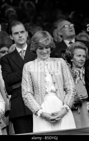 Tournoi de tennis de Wimbledon. 1981 Womens finales. Chris Evert Lloyd c. Hana Mandlikova. L'observation de la princesse Diana. Juillet 1981 81-3782-080 Banque D'Images