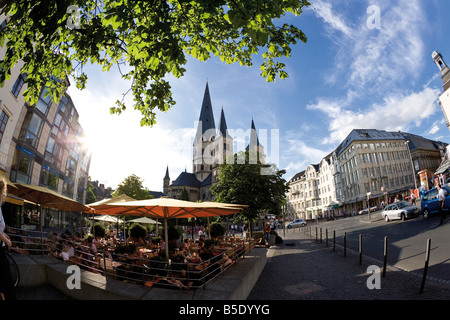 Allemagne, Bonn, Cathédrale, sidewalkk cafe en premier plan Banque D'Images