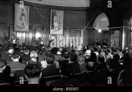 Pandit Jawaharlal Nehru à sa conférence de presse tenue à La Maison de l'Inde au cours de sa visite au Royaume-Uni. Mars 1961 Banque D'Images