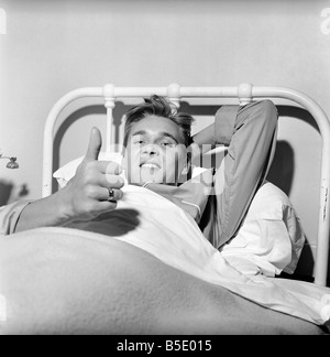 Singer Billy Fury dans lit à une maison de soins infirmiers, de Cambridge après son effondrement dans un taxi en centre-ville de Cambridge. La fureur était diagnostiqué avec souffrant de calculs rénaux. Octobre 1961 Banque D'Images