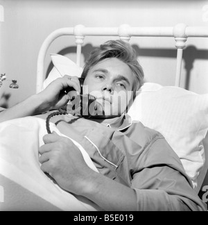 Singer Billy Fury dans lit à une maison de soins infirmiers, de Cambridge après son effondrement dans un taxi en centre-ville de Cambridge. La fureur était diagnostiqué avec souffrant de calculs rénaux. Octobre 1961 Banque D'Images