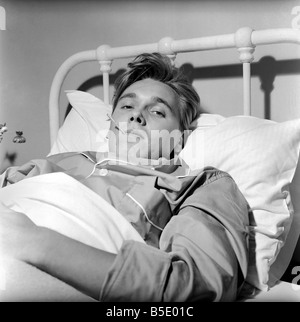 Singer Billy Fury dans lit à une maison de soins infirmiers, de Cambridge après son effondrement dans un taxi en centre-ville de Cambridge. La fureur était diagnostiqué avec souffrant de calculs rénaux. Octobre 1961 Banque D'Images