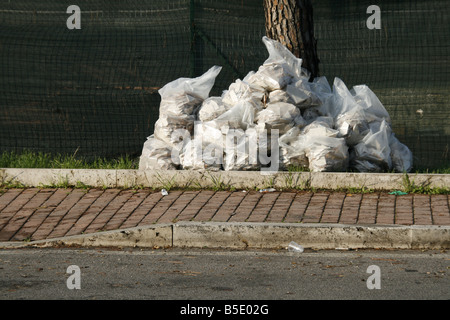 Sacs en plastique remplis de gravats du chantier de dumping par street Banque D'Images