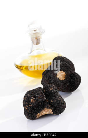 Truffes noires et une bouteille d'huile, close-up Banque D'Images