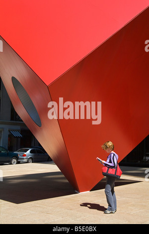 Sculpture rouge par Ivan Chermayeff à Helmsley Plaza (Nine West 57th Street), le sud de Manhattan, New York City, New York, USA Banque D'Images