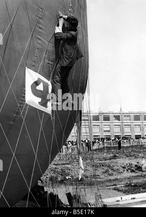 Course Gordon-Bennet. Bruxelles a été le point de départ de la course Gordon Bennett d'où dix-huit ballons ont été libérés (7 juin 1909). Vu ici sont l'équipage du ballon suisse, t, d'assouplir les filets de corde autour du ballon comme le sac se remplit de gaz et des souches à son ancrage. Juin 1909 P000940 Banque D'Images