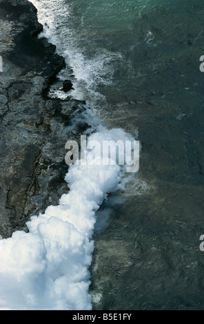 Nuage de vapeur où l'augmentation de la lave de Pu'u O'o cône de cendres à l'intérieur des terres entre mer côte Puna Kaimu, Big Island, Hawaii Banque D'Images