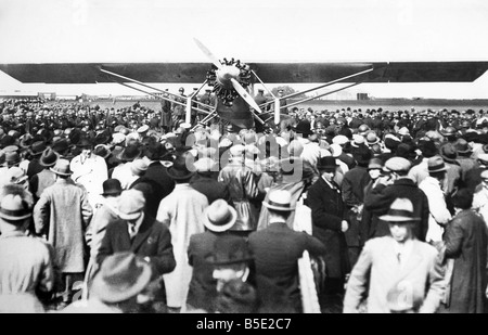 Le Capt Charles Une LindberghÕs Spirit of St Louis, un Ryan NYP monomoteur monoplan arrive à Croydon le 30 mai 1927 depuis Paris via Bruxelles, où il a été accueilli par la plus grande foule jamais réunie dans un aéroport pour répondre à l'arrivée d'un vol. Sur les 20 et 21 mai 1927 Lindbergh fait le premier non-stop solo traversée de l'Atlantique Nord de Long Island, New York à Paris (Le Bourget) en 33 heures, 39 minutes. Il a couvert une distance de 3 590 kilomètres pour gagner un prix de 25 000 $. Cet avion est exposée à la Smithsonian Institution, National Air & Space Museum de Washington, DC. P000951 Banque D'Images