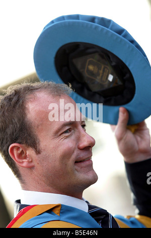 Ancienne Angleterre et Newcastle United capitaine Alan Shearer sourire après réception d'un doctorat honorifique en droit civil de l'Université de Northumbria Banque D'Images