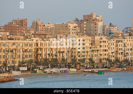 Lever du soleil sur l'horizon sur la Corniche d'Alexandrie Egypte Banque D'Images