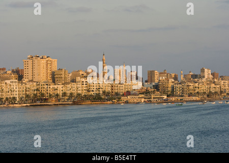 Lever du soleil sur l'horizon sur la Corniche d'Alexandrie Egypte Banque D'Images