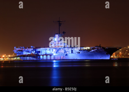 Porte-avions USS Lexington illuminé la nuit, Corpus Christi, TX USA Banque D'Images