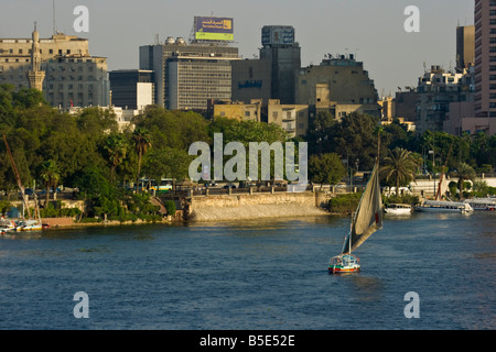 Voilier felouque sur le Nil au Caire, Egypte Banque D'Images