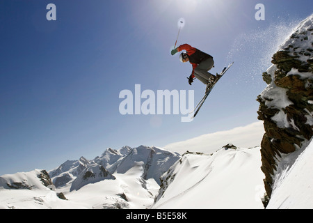 L'Italie, Tyrol, Monte Rosa, freeride, l'homme sautant sur skis, low angle view Banque D'Images