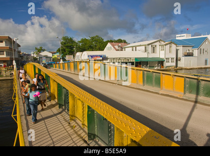 BELIZE CITY BELIZE les gens sur le pont tournant qui traverse Haulover Creek dans le centre-ville de Belize City Banque D'Images