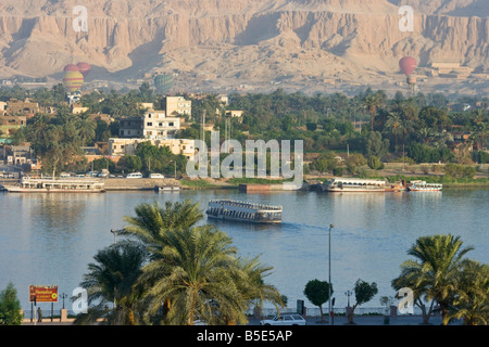 Hot Air Balloon Ride sur la rive ouest de Louxor en Égypte Banque D'Images