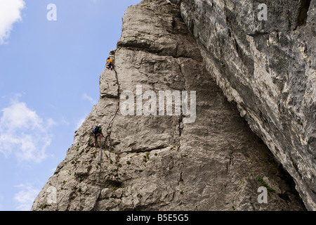 Allemagne, Bavière, Bade-Wurtemberg, Gederer Wand, l'homme l'escalade libre Banque D'Images