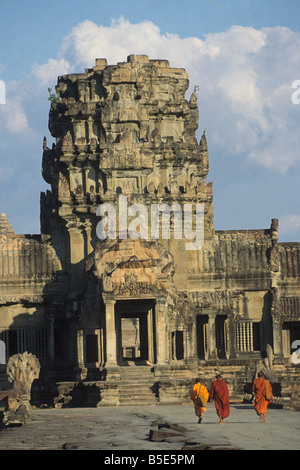 Elk133 1770 Cambodia Angkor Wat temple avec trois moines bouddhistes, site du patrimoine mondial de l'UNESCO Banque D'Images