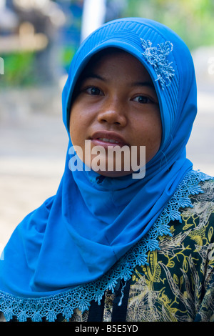 Teenage fille musulmane sur Gili Trawangan sur l'île de Lombok en Indonésie Banque D'Images