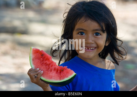 Young Girl Eating Watermelon sur Gili Trawangan au large de l'île Lombok en Indonésie Banque D'Images