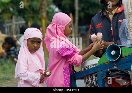 Les filles musulmanes se Glace dans Sapit sur l'île de Lombok en Indonésie Banque D'Images