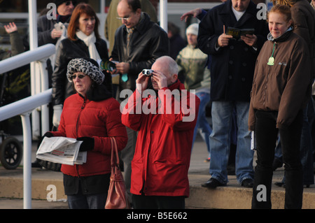 Les spectateurs autour de l'enclos à Wetherby, courses UK contempler les coureurs pour la course suivante Banque D'Images