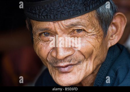 Un homme âgé à une cérémonie funéraire à Tallunglipu Village de Tana Toraja de Sulawesi en Indonésie Banque D'Images