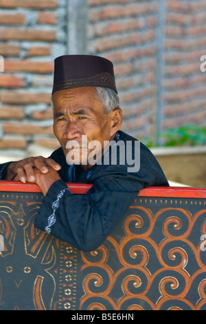 Vieil homme lors d'une cérémonie funéraire à Tallunglipu Village de Tana Toraja de Sulawesi en Indonésie Banque D'Images