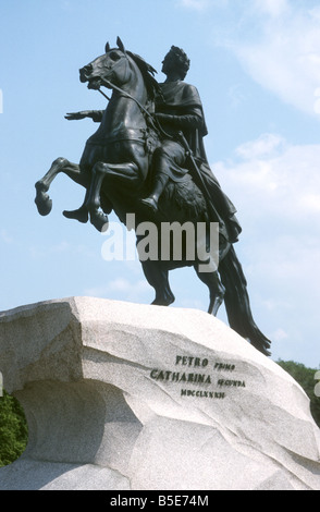 Célèbre statue de Pierre le Grand à cheval sur son cheval à St Petersburg Russie . Banque D'Images