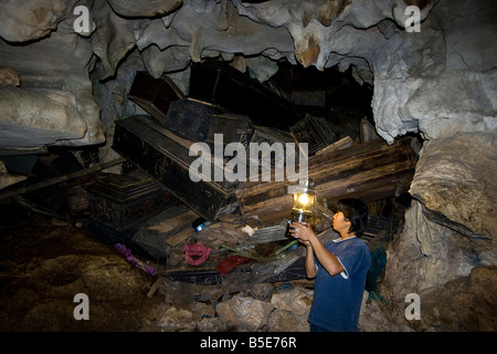 Cercueils dans la grotte cimetière à Londa dans Tana Toraja de Sulawesi en Indonésie Banque D'Images