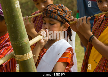 Enfants jouant des instruments de musique traditionnels à l'occasion de la Journée nationale Festival à Rantepao sur Sulawesi en Indonésie Banque D'Images