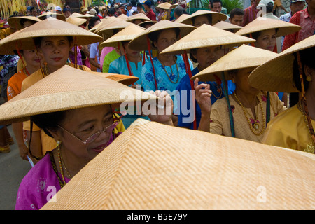 Les femmes portant des chapeaux traditionnels au cours de journée nationale Festival à Rantepao sur Sulawesi en Indonésie Banque D'Images