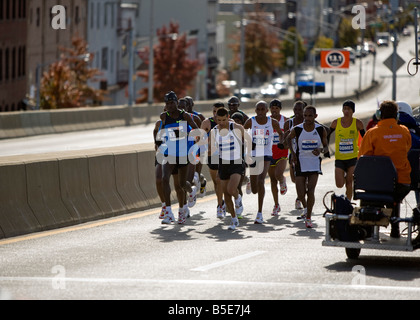Premier groupe de coureurs traversent le pont Pulaski de Brooklyn à Queens pendant le marathon de New York 2008 Banque D'Images