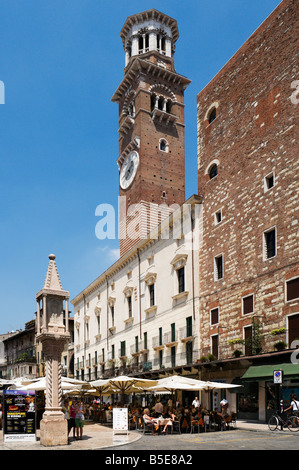 Café de la rue et du marché en face de la Torre dei Lamberti dans la Piazza delle Erbe, Vérone, Vénétie, Italie Banque D'Images