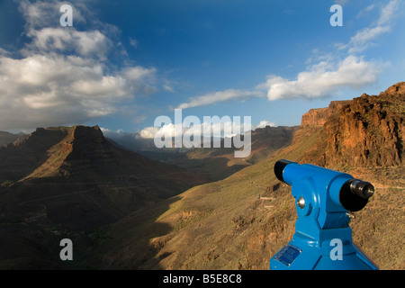 GRAN CANARIA MONTAGNE télescope vers des points touristiques de montagnes spectaculaires dans le centre de Gran Canaria près de Fataga, Espagne Banque D'Images