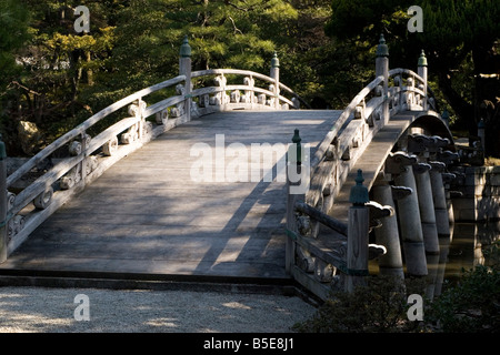 Le Keyakibashi arquée pont en bois au sein de l'Imperial Park autour du Palais Impérial de Kyoto au Japon. Banque D'Images