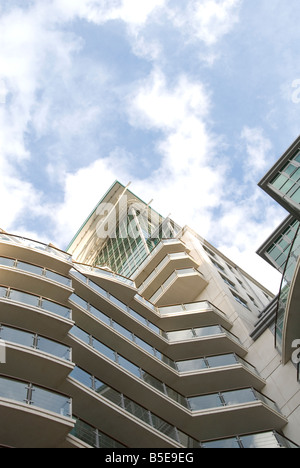 Une image à retrouver dans un bloc moderne de Londres appartements avec un ciel bleu au-dessus des nuages Banque D'Images