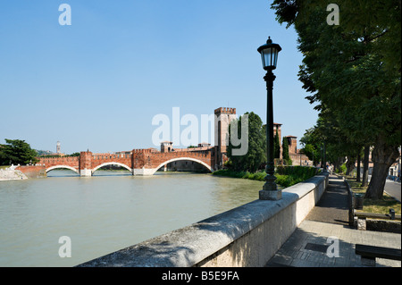 Vue de la rivière Adige, le Ponte Scaligero et du Castelvecchio de la promenade le long de l'Rigaste, de San Zeno, Vérone, Italie Banque D'Images