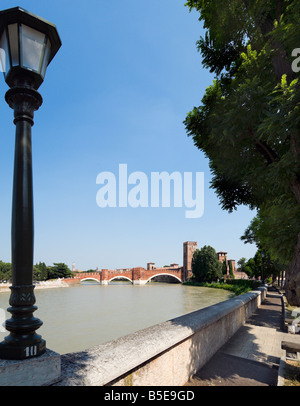 Vue de la rivière Adige, le Ponte Scaligero et du Castelvecchio de la promenade le long de l'Rigaste San Zeno, Vérone, Italie Banque D'Images